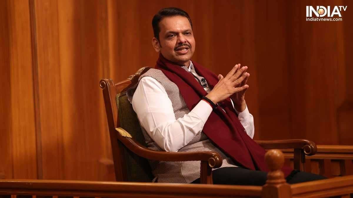 'उधवजी ने जमीन के साथ स्पर्श खो दिया, शीर्ष मंजिल पर रहता था': एएपी की एडलत में सेना के विभाजन पर फडनविस