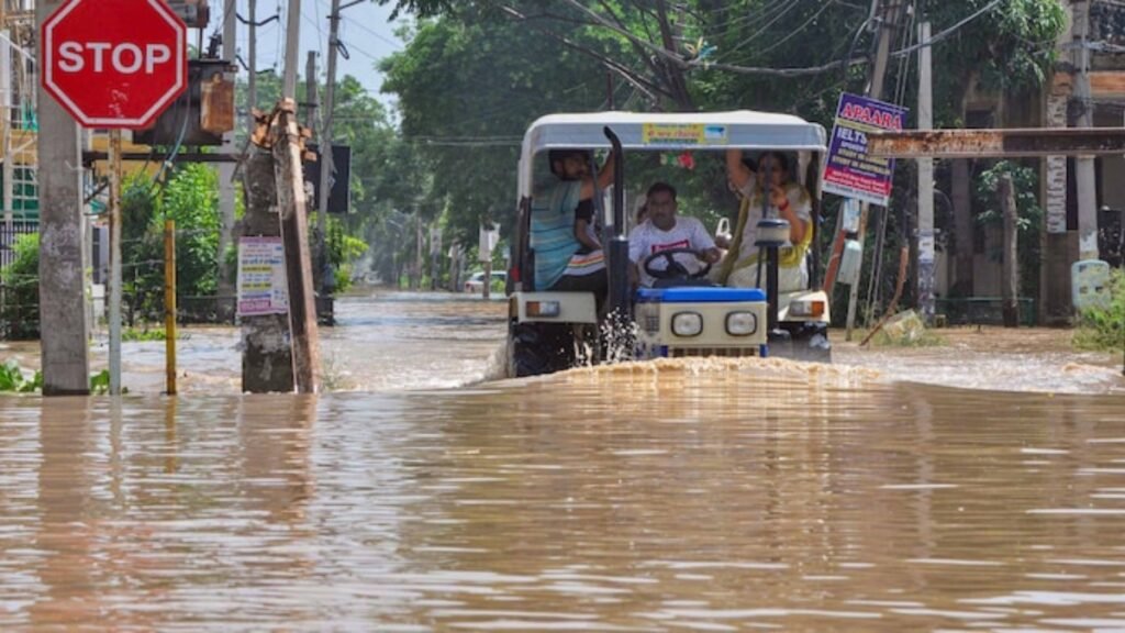 पंजाब में नारंगी चेतावनी: ब्यास, रवि नदियों में स्पेट, गाँव जलमग्न; कई जिलों में स्कूल बंद हो गए
