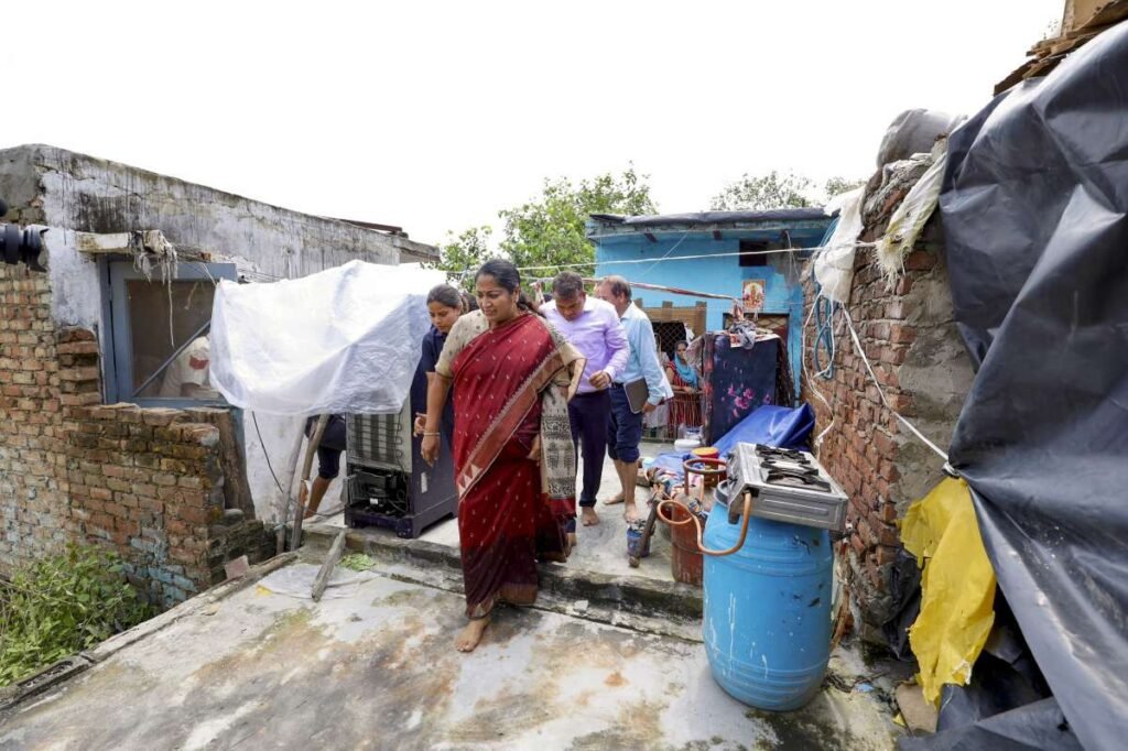 प्रत्यक्षदर्शियों ने उस क्षण का वर्णन किया जब दिल्ली सीएम रेखा गुप्ता पर हमला किया गया: 'उसने अचानक उसे थप्पड़ मारा'