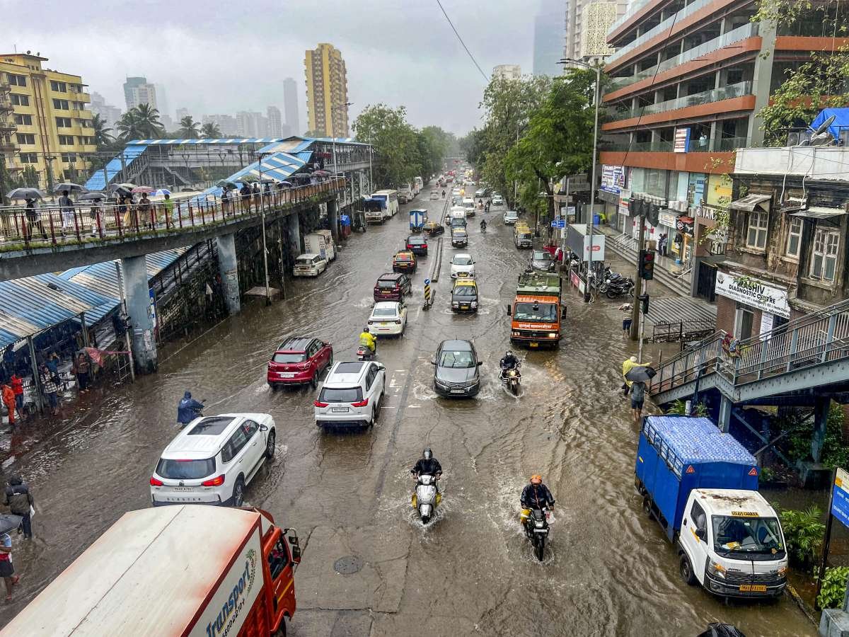 मुंबई मौसम अद्यतन: IMD मुद्दे लाल चेतावनी; भारी बारिश के रूप में बंद स्कूल शहर को एक ठहराव में लाते हैं