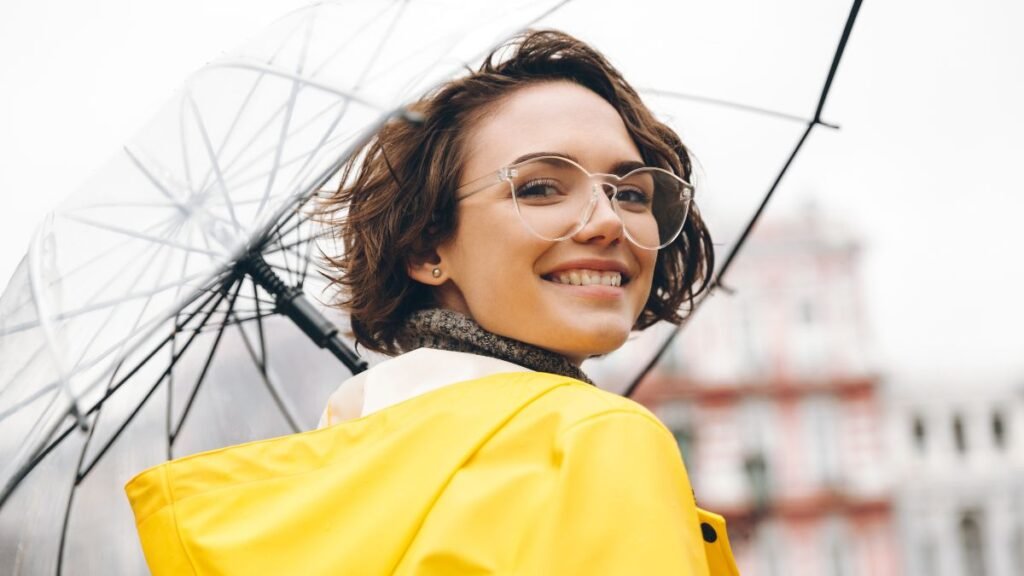 विशेषज्ञ की राय: मानसून के दौरान संपर्क लेंस की तुलना में चश्मा क्यों सुरक्षित हैं