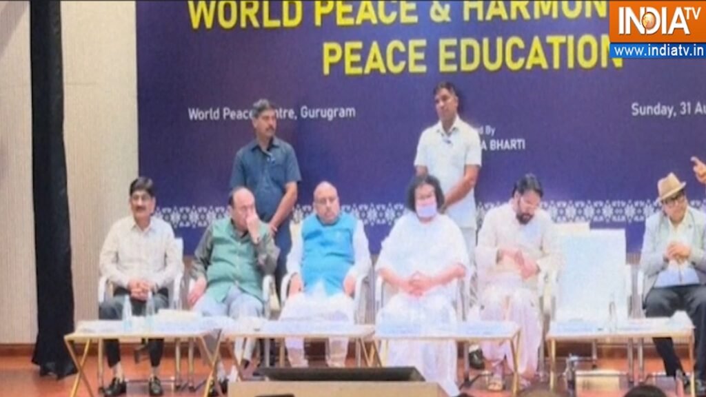 स्टैनफोर्ड विश्वविद्यालय के छात्रों ने गुरुग्राम में विश्व शांति केंद्र में 'शांति शिक्षा' के लिए भारत का दौरा किया