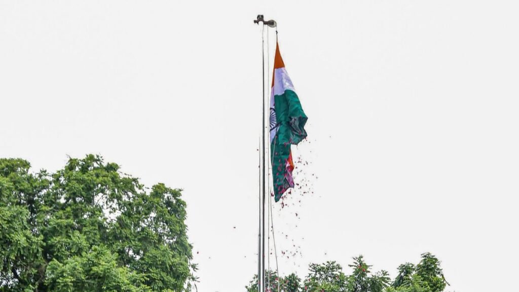 स्वतंत्रता दिवस 2025: हम 15 अगस्त को राष्ट्रीय ध्वज क्यों लहराते हैं और इसे गणतंत्र दिवस पर छोड़ देते हैं? स्वतंत्रता दिवस 2025: हम 15 अगस्त को राष्ट्रीय ध्वज क्यों लहराते हैं और इसे गणतंत्र दिवस पर छोड़ देते हैं?