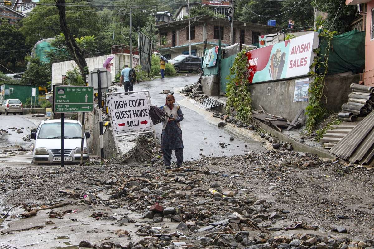 हिमाचल बारिश: दुकानें मनाली में बह गईं, भारी बारिश के बीच इमारतें गिर गईं, IMD मुद्दे लाल चेतावनी