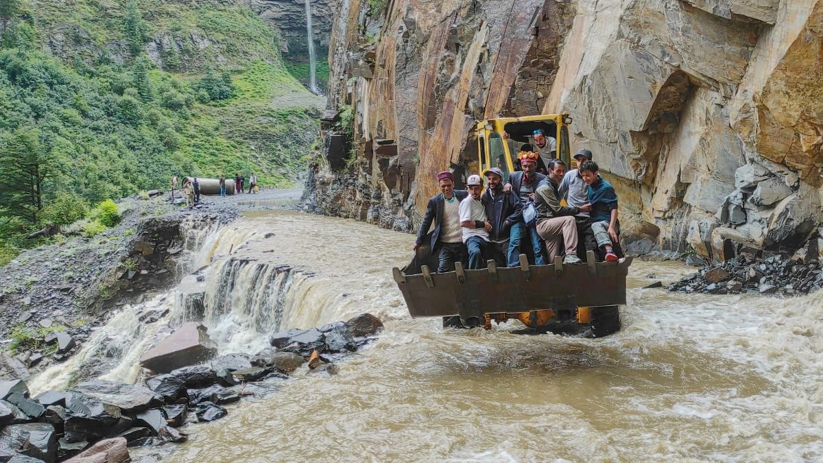 हिमाचल मौसम: चंडीगढ़-मनाली एनएच अवरुद्ध, नदियों ने राज्य में बारिश के तबाही के बीच सूज गया