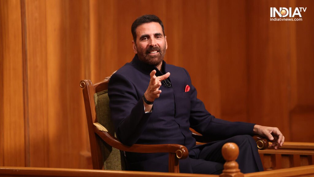 AAP KI ADALAT: अक्षय कुमार ने अमिताभ की घड़ी को हटाते हुए, सारा अली खान को ‘प्रसाद’ के रूप में लहसुन की पेशकश की। AAP KI ADALAT: अक्षय कुमार ने अमिताभ की घड़ी को हटाते हुए, सारा अली खान को 'प्रसाद' के रूप में लहसुन की पेशकश की।