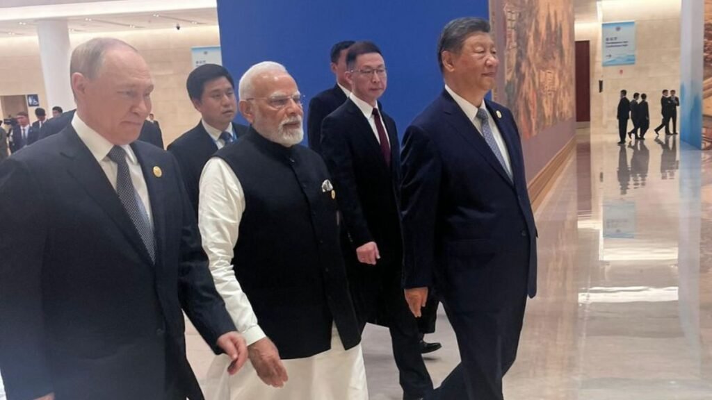 एक तस्वीर एक हजार शब्दों के लायक है: मोदी, शी और पुतिन के कैमरेडरी का मतलब ट्रम्प के लिए है