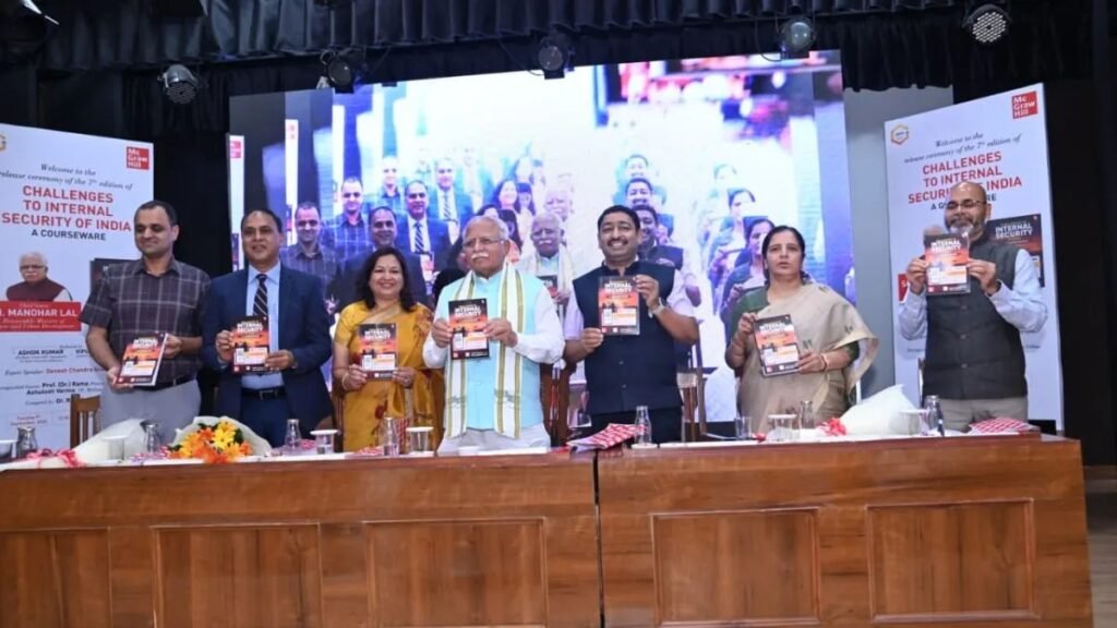 केंद्रीय मंत्री मनोहर लाल खट्टर ने 'इंडिया की आंतरिक सुरक्षा के लिए चुनौतियां' पुस्तक का 7 वां संस्करण लॉन्च किया