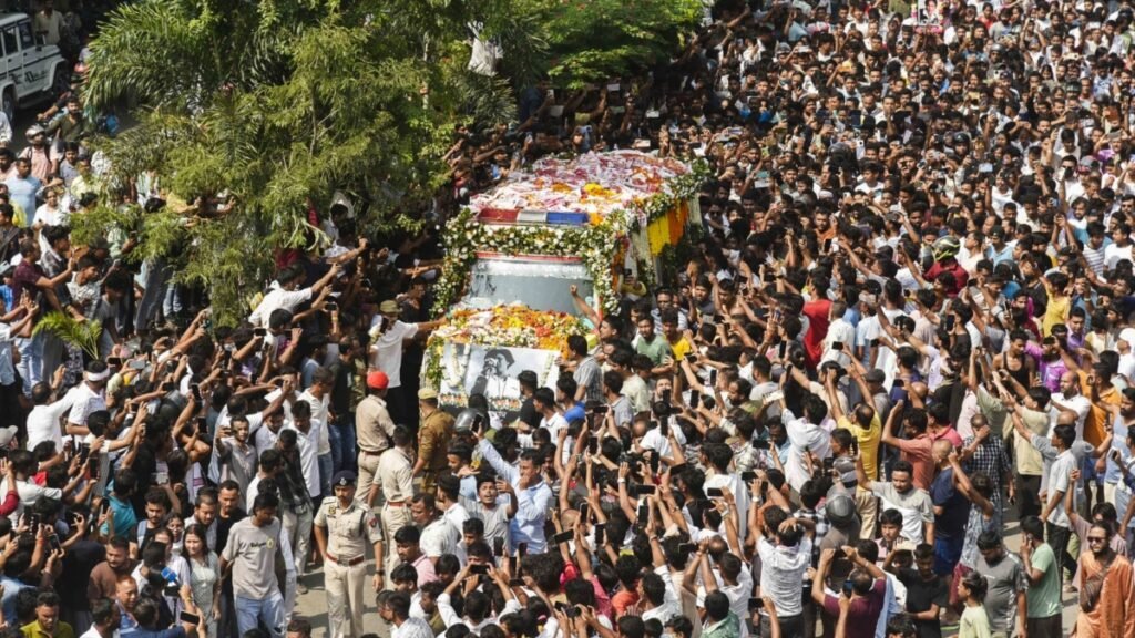 ज़ुबीन गर्ग का अंतिम संस्कार दुनिया की चौथी सबसे बड़ी सभा बन जाती है क्योंकि लाखों बोली से अस्वस्थ विदाई होती है