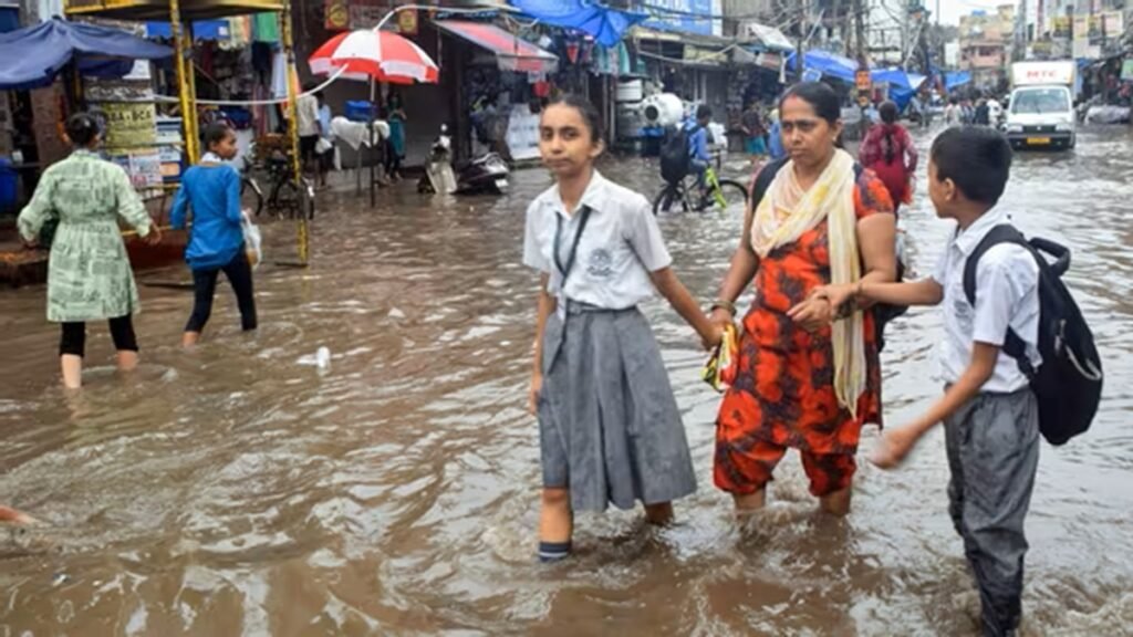 देहरादुन क्लाउडबर्स्ट: स्कूल बंद, लाल अलर्ट ने मूसलाधार बारिश और बाढ़ के बीच जारी किया