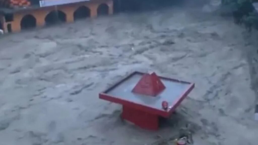 देहरादुन: तपकेश्वर महादेव मंदिर भारी बारिश के बीच तमसा नदी के रूप में डूबे हुए हैं। वीडियो