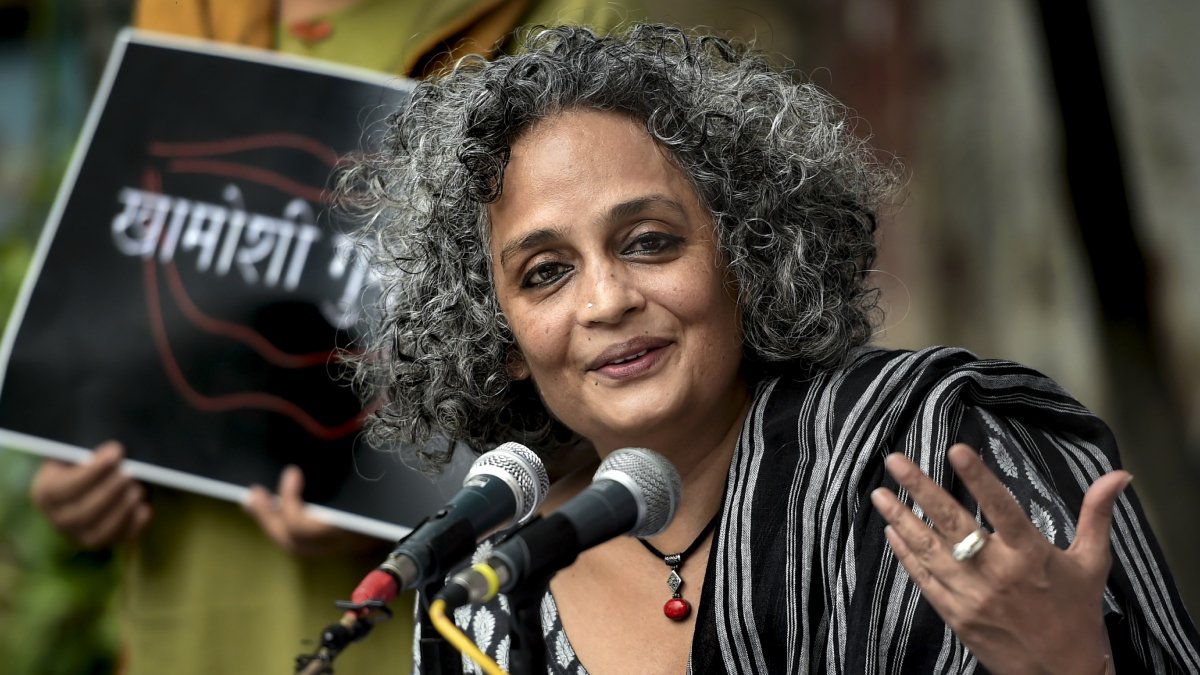 'वेनोमस, एंटी-हिंदू': अरुंधति रॉय ने दावा किया कि भारत ने अपने नागरिकों पर 'युद्ध' युद्ध 'के लिए कहा है
