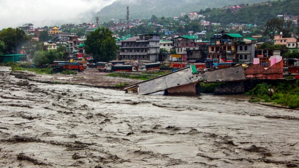 हिमाचल प्रदेश में मानसून रोष: 355 अब तक मृत, आईएएफ व्यापक विनाश के बीच फंसे हुए तीर्थयात्रियों को बचाता है