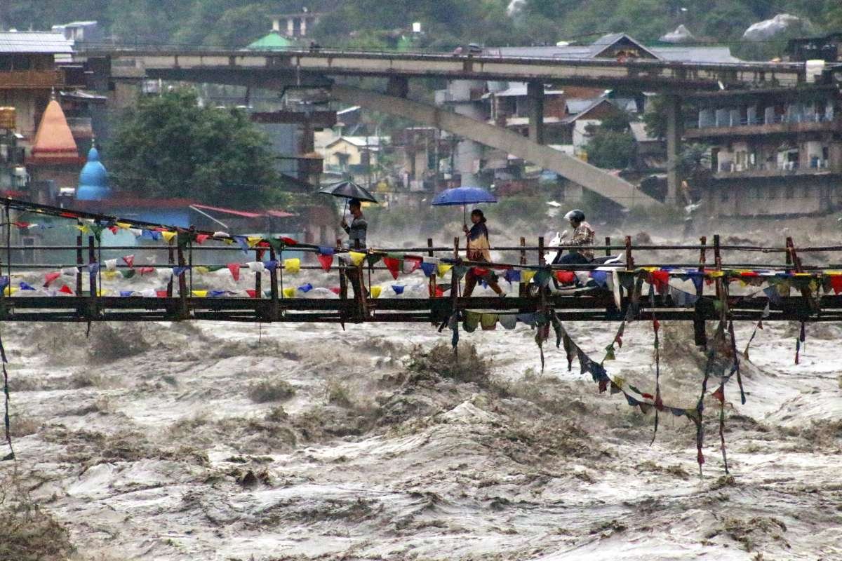 हिमाचल में रेन फ्यूरी: हाउस में 5 मरे हुए, 3 जिलों में स्कूल बंद हो गए, आईएमडी इश्यू ऑरेंज अलर्ट