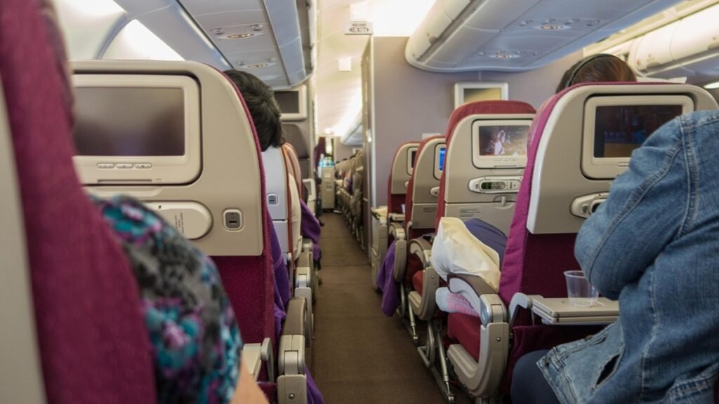 इंडिगो में आग लगने की घटना के बाद डीजीसीए ने उड़ानों में पावर बैंक के इस्तेमाल पर प्रतिबंध लगाने की योजना बनाई है: रिपोर्ट