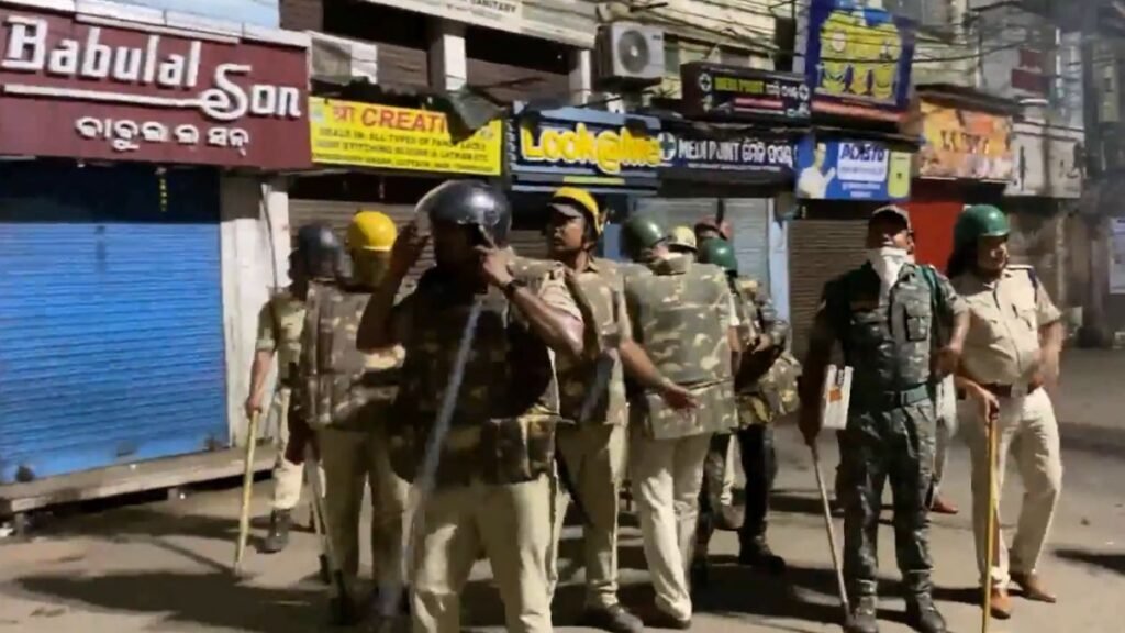कटक हिंसा: इंटरनेट निलंबित, निषेधात्मक आदेश ताजा झड़पों के रूप में लगाए गए; सीएम शांति के लिए अपील करता है