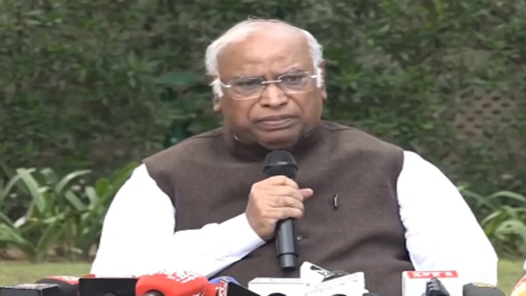 खड़गे ने दोहराई RSS पर प्रतिबंध लगाने की मांग, पटेल की 1948 की चिट्ठी का दिया हवाला; बीजेपी ने पलटवार करते हुए कांग्रेस पर पाखंड का आरोप लगाया खड़गे ने दोहराई RSS पर प्रतिबंध लगाने की मांग, पटेल की 1948 की चिट्ठी का दिया हवाला; बीजेपी ने पलटवार करते हुए कांग्रेस पर पाखंड का आरोप लगाया