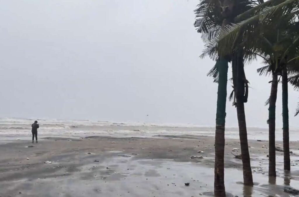 चक्रवात मोन्था: आंध्र प्रदेश ने रात का कर्फ्यू लगाया, 7 तटीय जिलों में वाहनों की आवाजाही पर प्रतिबंध लगाया