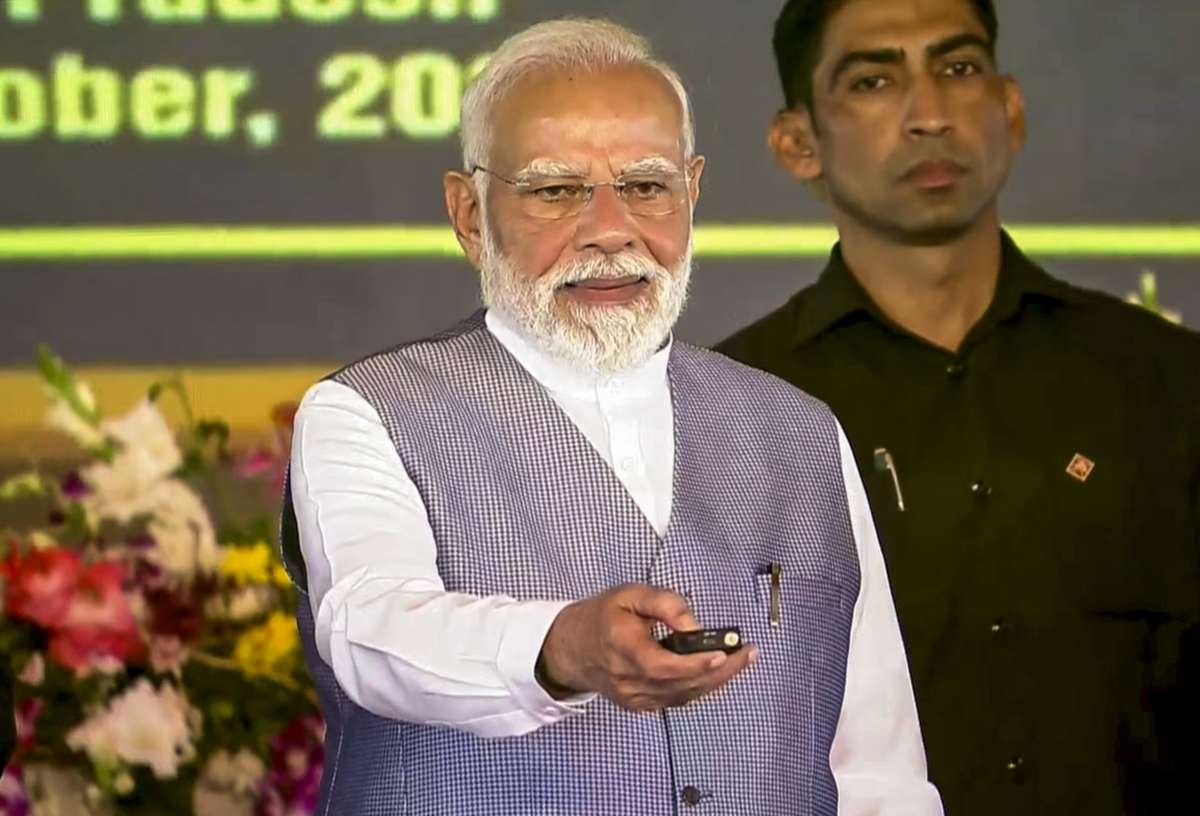 पिछले 16 महीनों में आंध्र में विकास की गाड़ी बहुत तेजी से आगे बढ़ी है: कुरनूल में पीएम मोदी