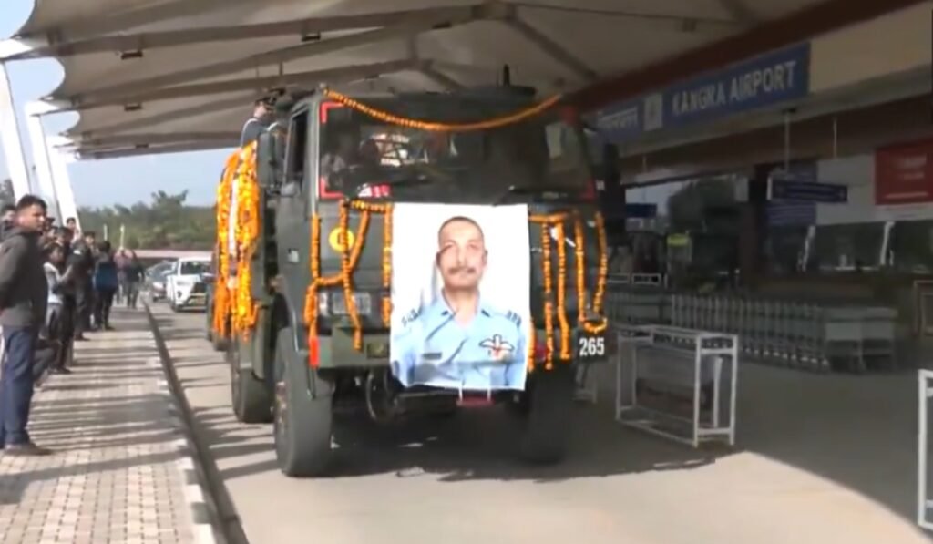 IAF विंग कमांडर नमन स्याल का पार्थिव शरीर पहुंचा हिमाचल, आज कांगड़ा में अंतिम संस्कार IAF विंग कमांडर नमन स्याल का पार्थिव शरीर पहुंचा हिमाचल, आज कांगड़ा में अंतिम संस्कार
