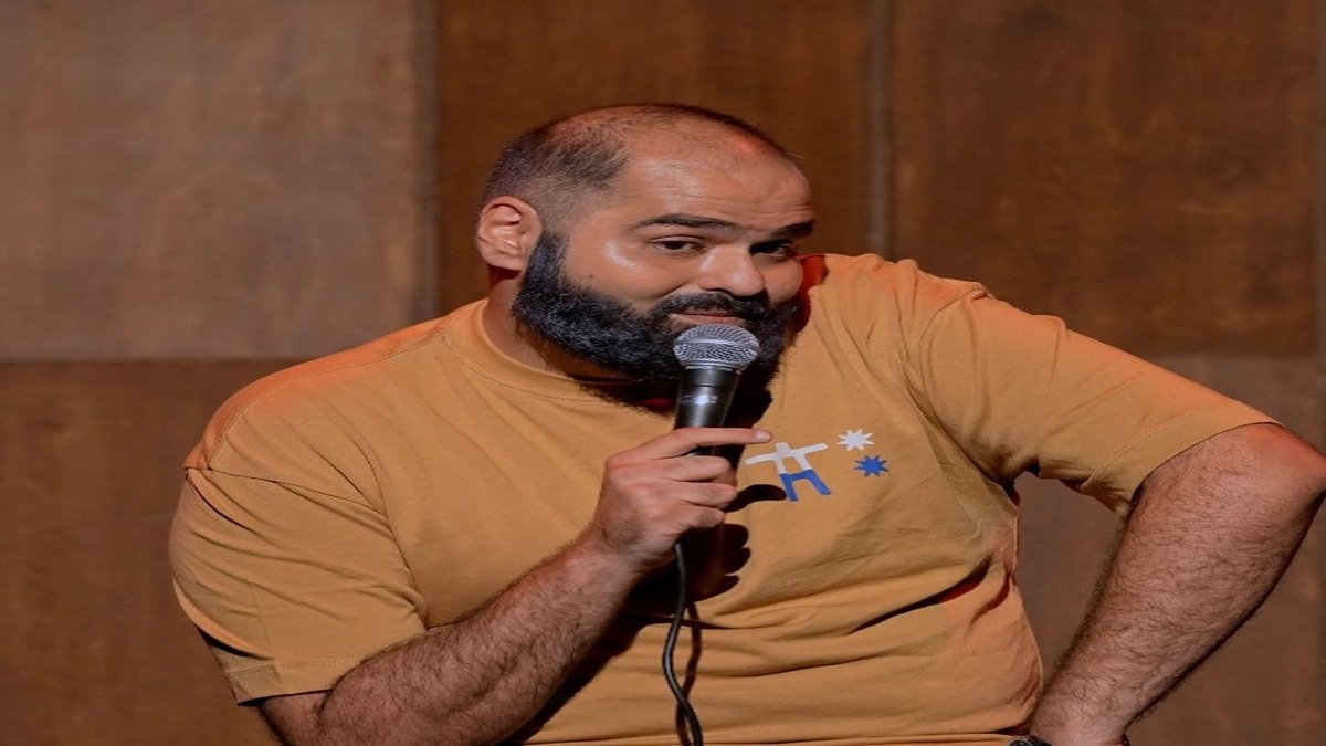 कॉमेडियन कुणाल कामरा ने आरएसएस की टी-शर्ट का मजाक उड़ाकर फिर विवाद खड़ा कर दिया, बीजेपी ने पुलिस कार्रवाई की चेतावनी दी