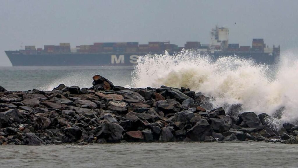 चक्रवात सेन्यार: अगले 24 घंटों में बंगाल की खाड़ी के ऊपर कम दबाव तेज हो सकता है; तटीय राज्यों में बारिश का अलर्ट चक्रवात सेन्यार: अगले 24 घंटों में बंगाल की खाड़ी के ऊपर कम दबाव तेज हो सकता है; तटीय राज्यों में बारिश का अलर्ट