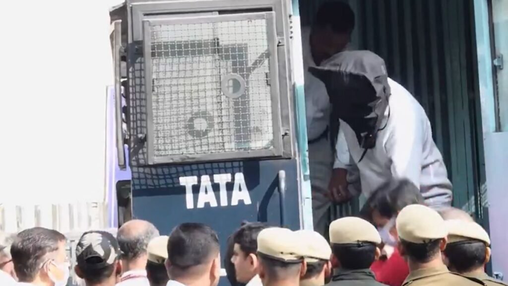 दिल्ली लाल किला विस्फोट: आरोपी मुजम्मिल गनई, अदील राथर, 2 अन्य को 10 दिन की न्यायिक हिरासत में भेजा गया दिल्ली लाल किला विस्फोट: आरोपी मुजम्मिल गनई, अदील राथर, 2 अन्य को 10 दिन की न्यायिक हिरासत में भेजा गया