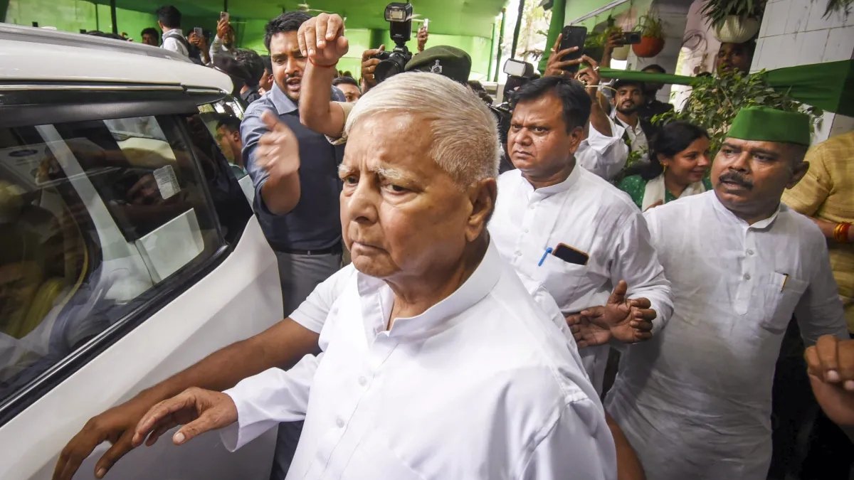 नौकरी के बदले जमीन मामला: दिल्ली की अदालत ने लालू प्रसाद यादव, तेजस्वी और अन्य के खिलाफ आरोप पर आदेश टाल दिया