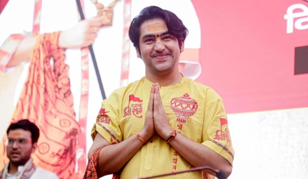 बाबा बागेश्वर ने दिल्ली, हरियाणा और उत्तर प्रदेश में 10 दिवसीय पदयात्रा शुरू की बाबा बागेश्वर ने दिल्ली, हरियाणा और उत्तर प्रदेश में 10 दिवसीय पदयात्रा शुरू की