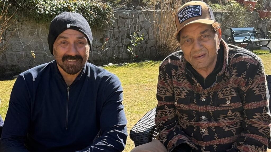 ‘भगवान ने मेरी सुन ली’: जब धर्मेंद्र ने बेटे सनी देओल को रोते हुए कहा, ‘भगवान ने मेरी प्रार्थना स्वीकार कर ली’ 'भगवान ने मेरी सुन ली': जब धर्मेंद्र ने बेटे सनी देओल को रोते हुए कहा, 'भगवान ने मेरी प्रार्थना स्वीकार कर ली'