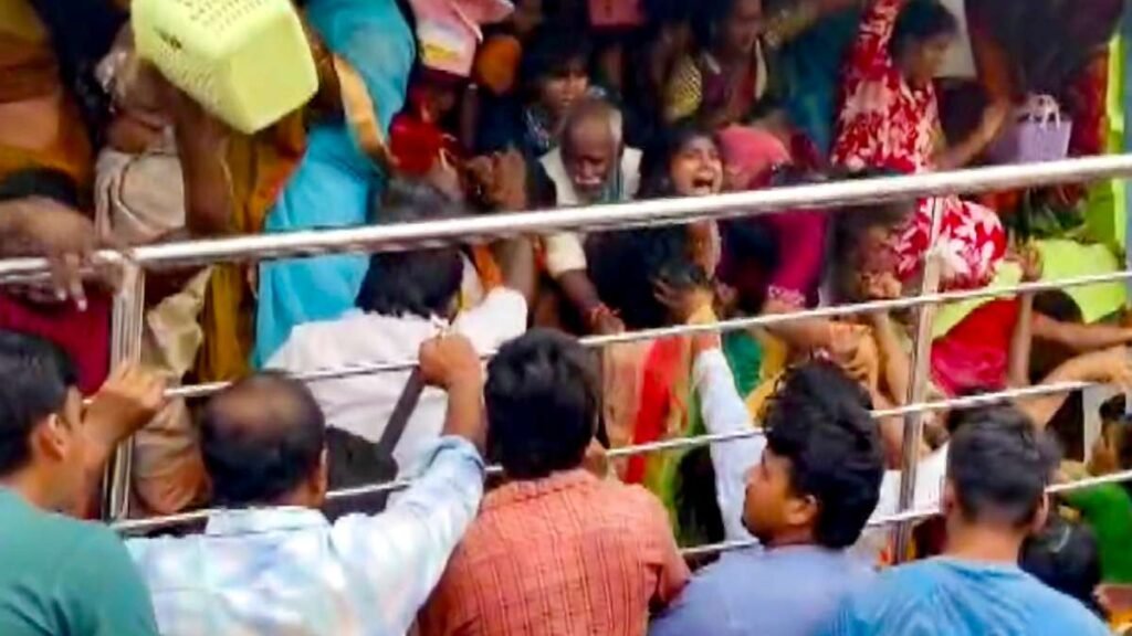 श्रीकाकुलम भगदड़: एकादशी की भीड़ और टूटी रेलिंग - आंध्र प्रदेश के मंदिर में त्रासदी का कारण क्या था?