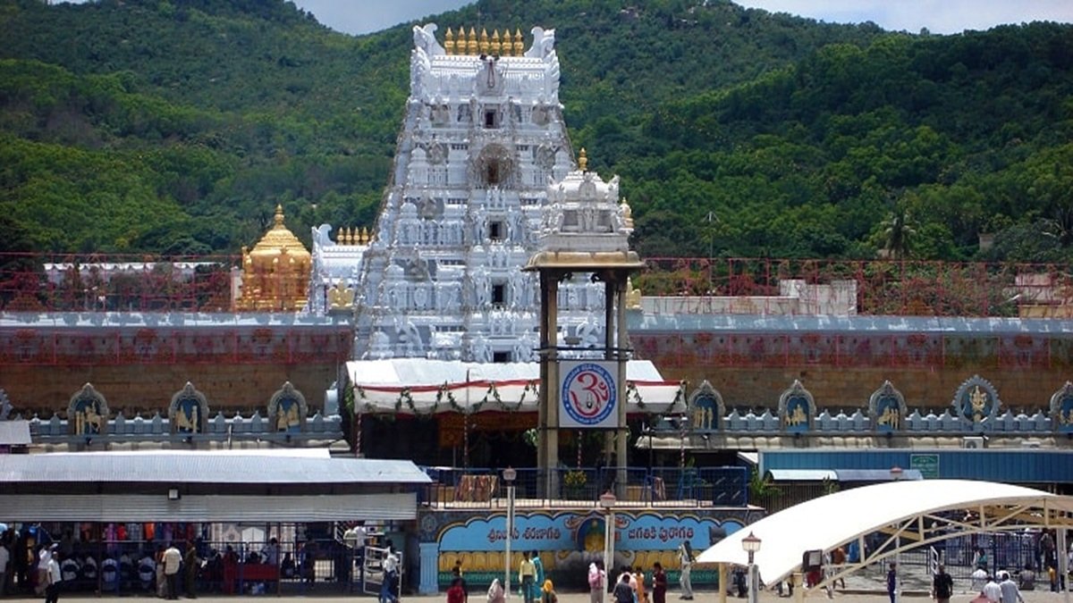 54 करोड़ रुपये के रेशम दुपट्टा घोटाले ने तिरुमाला मंदिर को हिलाकर रख दिया: पॉलिएस्टर शॉल को 'शुद्ध रेशम' के रूप में बेचा गया | वीडियो