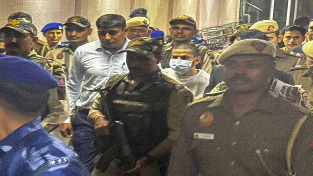 अनमोल बिश्नोई तिहाड़ जेल में बंद: गृह मंत्रालय के बीएनएसएस धारा 303 आदेश के तहत राज्य की हिरासत को 1 साल के लिए रोका गया अनमोल बिश्नोई तिहाड़ जेल में बंद: गृह मंत्रालय के बीएनएसएस धारा 303 आदेश के तहत राज्य की हिरासत को 1 साल के लिए रोका गया