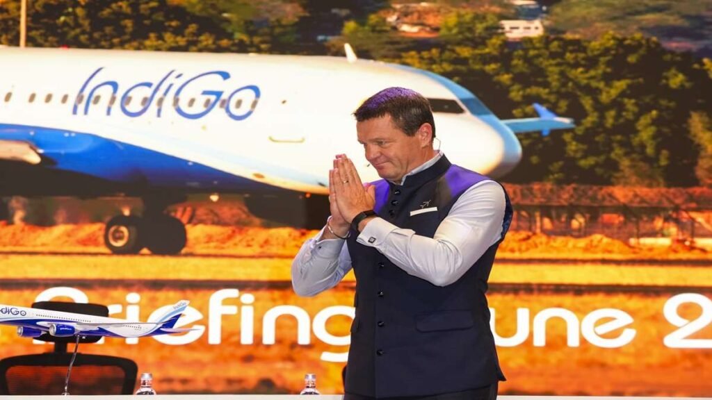 इंडिगो ने डीजीसीए नोटिस का जवाब दिया क्योंकि नियामक ने सप्ताह भर की उड़ान अराजकता जांच पर शिकंजा कस दिया है इंडिगो ने डीजीसीए नोटिस का जवाब दिया क्योंकि नियामक ने सप्ताह भर की उड़ान अराजकता जांच पर शिकंजा कस दिया है