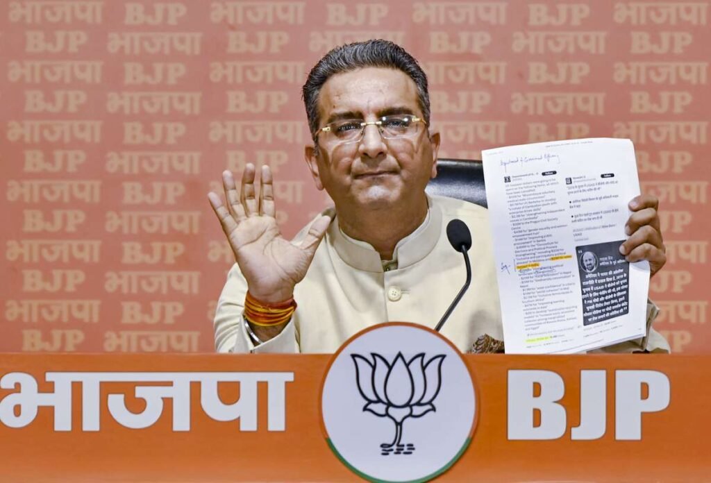 नेशनल हेराल्ड मामले पर बीजेपी ने कांग्रेस पर साधा निशाना, गांधी परिवार को बताया ‘राजनीति में सबसे भ्रष्ट’ नेशनल हेराल्ड मामले पर बीजेपी ने कांग्रेस पर साधा निशाना, गांधी परिवार को बताया 'राजनीति में सबसे भ्रष्ट'