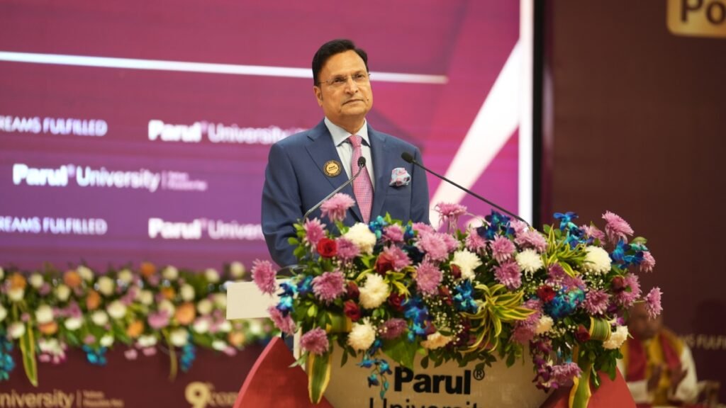 पारुल विश्वविद्यालय के दीक्षांत समारोह के दौरान रजत शर्मा ने स्नातकों को प्रेरित किया: 'सफलता का कोई शॉर्टकट नहीं होता'