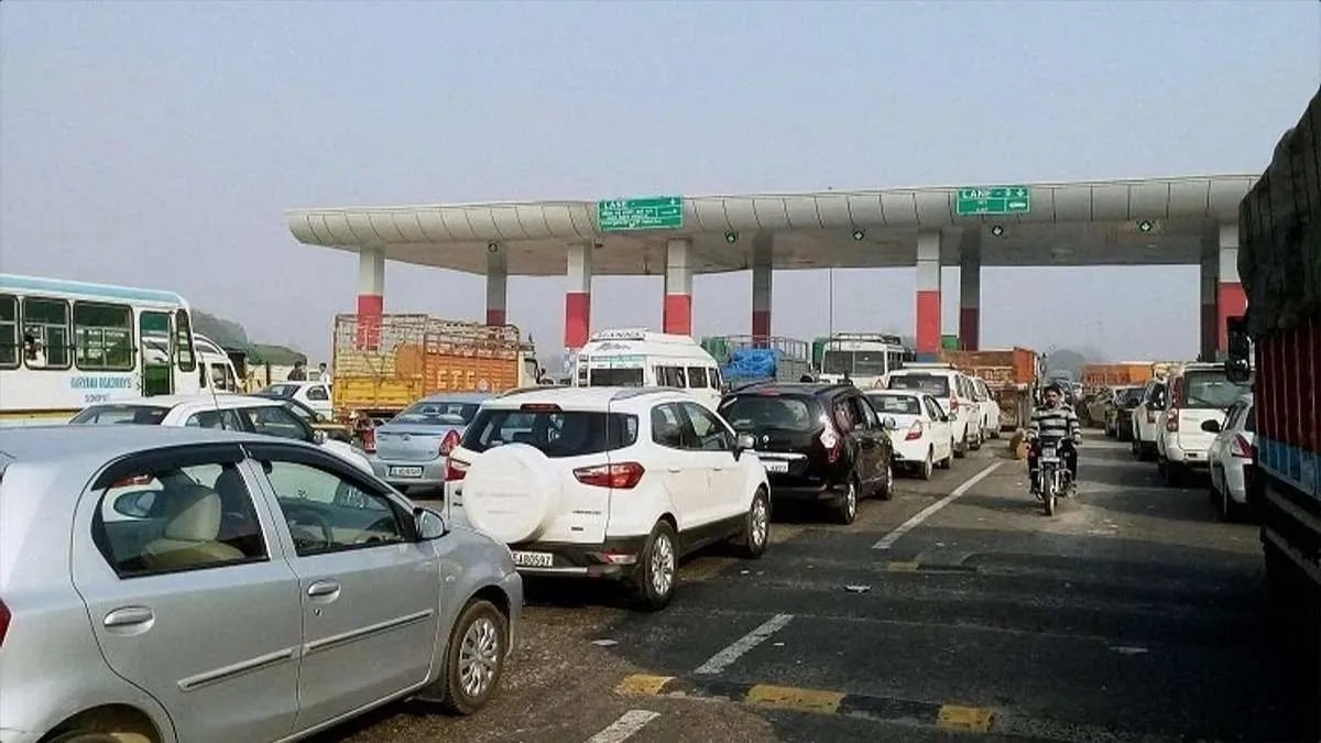 सुप्रीम कोर्ट ने वायु प्रदूषण से निपटने के लिए चरम सर्दियों के महीनों के दौरान दिल्ली की सीमाओं पर टोल संग्रह को निलंबित करने का आग्रह किया