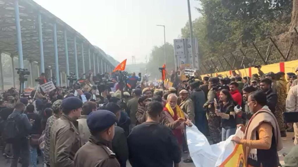 हिंदू व्यक्ति की पीट-पीट कर हत्या को लेकर दिल्ली में बांग्लादेश उच्चायोग के बाहर विरोध प्रदर्शन, बैरिकेड तोड़े गए| वीडियो