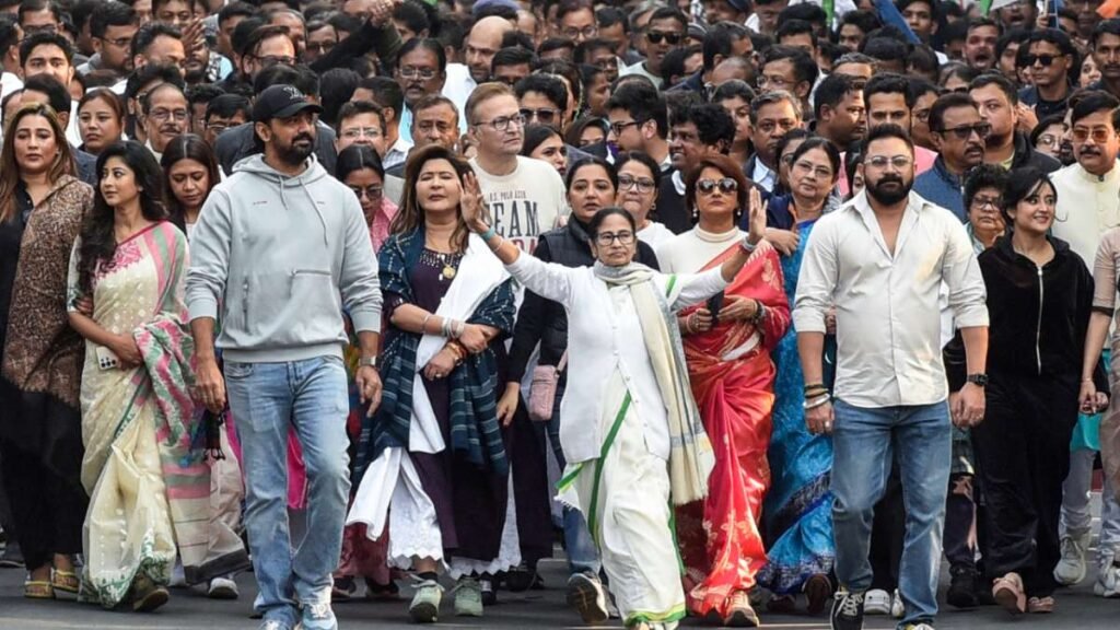 I-PAC छापे का ड्रामा: कोलकाता में ममता का विरोध, हस्तक्षेप का दावा करने पहुंची ED चीफ जस्टिस के पास पहुंची I-PAC छापे का ड्रामा: कोलकाता में ममता का विरोध, हस्तक्षेप का दावा करने पहुंची ED चीफ जस्टिस के पास पहुंची