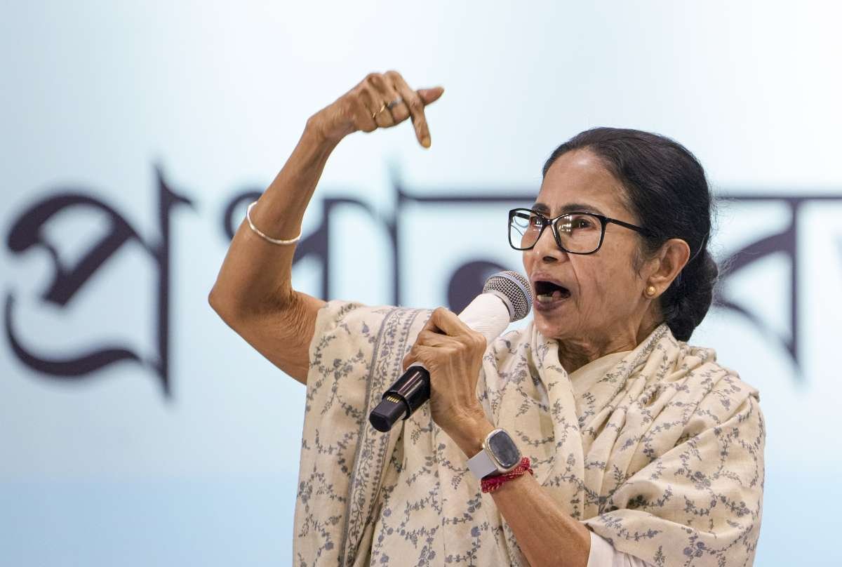 ईडी ने सुप्रीम कोर्ट को बताया कि ममता बनर्जी ने I-PAC छापे के दौरान ईडी अधिकारी का फोन चुरा लिया