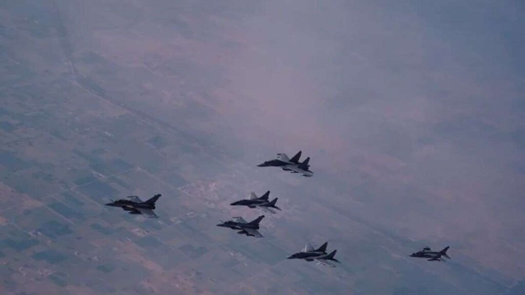 पाकिस्तान को संकेत देने के लिए भारतीय वायुसेना ने दिखाई ताकत, गणतंत्र दिवस परेड में दिखाई अपनी ताकत