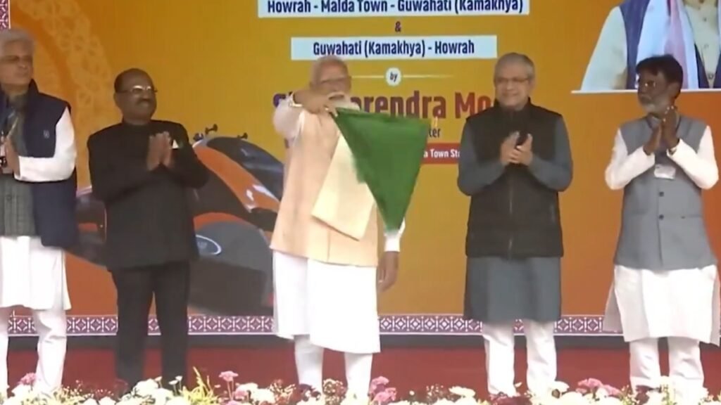 पीएम मोदी ने मालदा में भारत की पहली वंदे भारत स्लीपर ट्रेन को दिखाई हरी झंडी | वीडियो पीएम मोदी ने मालदा में भारत की पहली वंदे भारत स्लीपर ट्रेन को दिखाई हरी झंडी | वीडियो