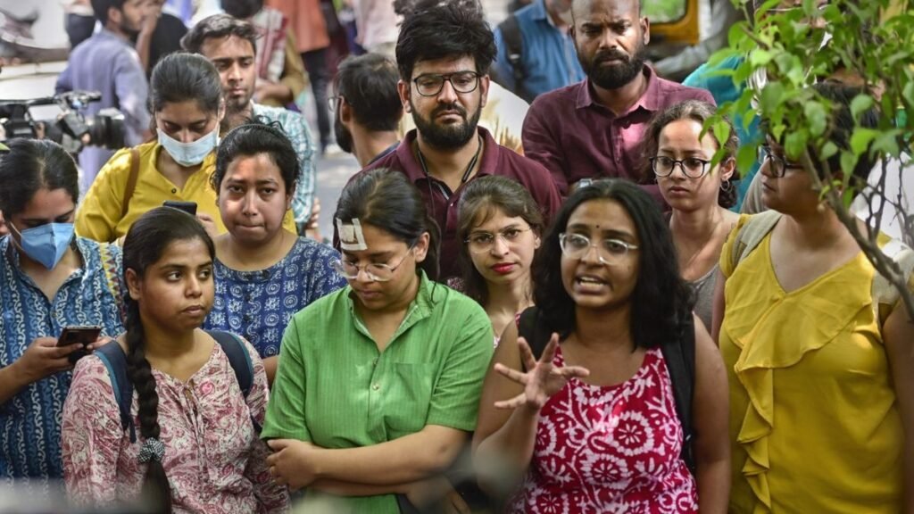 यूजीसी के नए नियमों पर विवाद: छात्रों का विरोध तेज होने पर सरकार ने कानूनी विशेषज्ञों से सलाह ली; अब तक के मुख्य विवरण