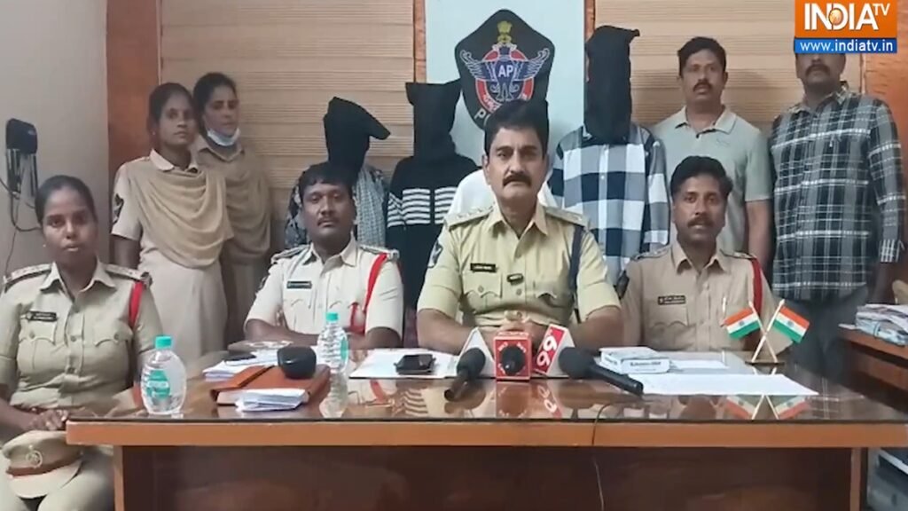 वीडियो: आंध्र प्रदेश के कुरनूल में नकली दुर्घटना के माध्यम से झुकी हुई नर्स के एचआईवी इंजेक्शन का बदला वीडियो: आंध्र प्रदेश के कुरनूल में नकली दुर्घटना के माध्यम से झुकी हुई नर्स के एचआईवी इंजेक्शन का बदला