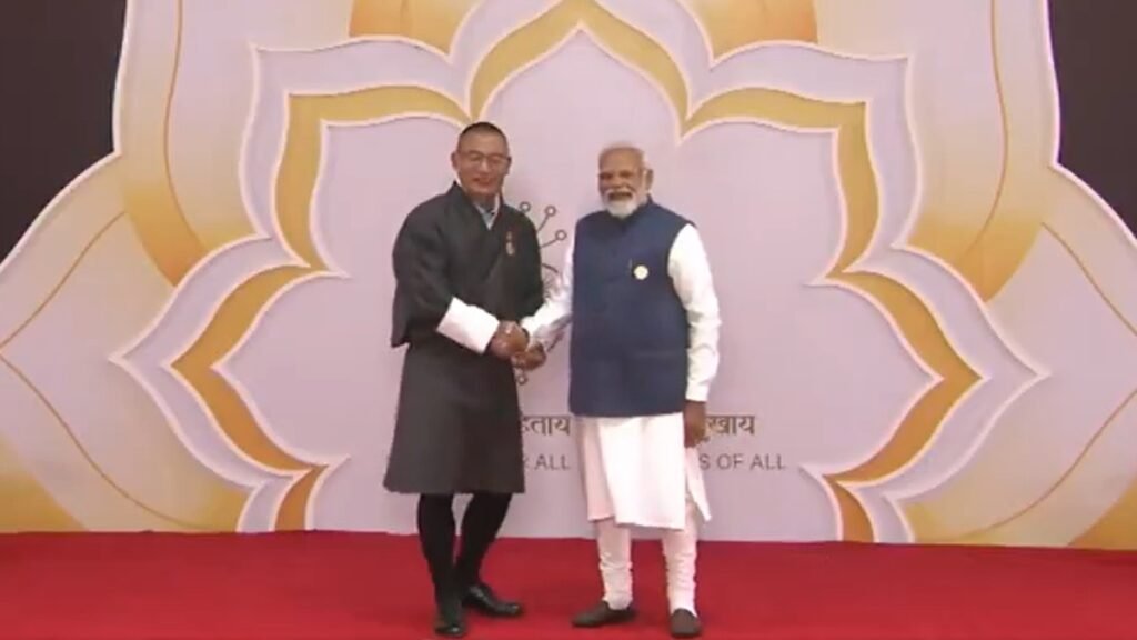 इंडिया एआई इम्पैक्ट समिट के दौरान पीएम मोदी ने भारत मंडपम में विश्व नेताओं का स्वागत किया | वीडियो