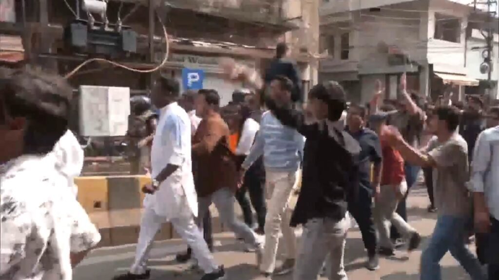 एआई शिखर सम्मेलन में विरोध प्रदर्शन की निंदा करते हुए इंदौर में कांग्रेस, भाजपा कार्यकर्ताओं के बीच झड़प हो गई