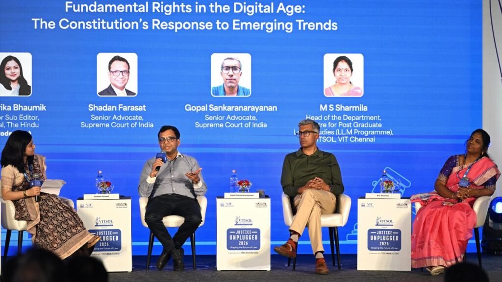 कानूनी विशेषज्ञों का कहना है कि आरटीआई अधिनियम को कमजोर करना संवैधानिक गारंटी को कमजोर कर रहा है