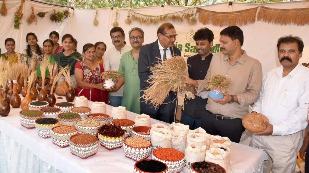 केएसओयू वीसी का कहना है कि कृषि के लिए तकनीकी समाधानों के साथ-साथ सामुदायिक ज्ञान की भी आवश्यकता है केएसओयू वीसी का कहना है कि कृषि के लिए तकनीकी समाधानों के साथ-साथ सामुदायिक ज्ञान की भी आवश्यकता है