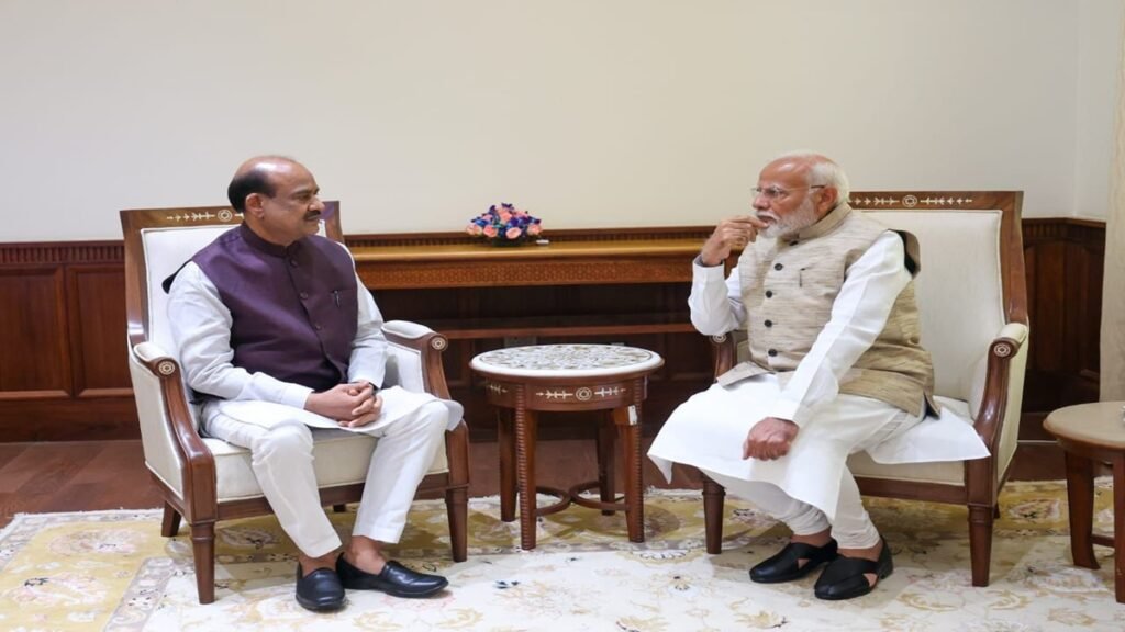 पीएम मोदी से कहा कि वह लोकसभा में न आएं क्योंकि कांग्रेस सांसदों ने अनुचित घटना पैदा करने के लिए उनकी कुर्सी घेर ली: ओम बिरला पीएम मोदी से कहा कि वह लोकसभा में न आएं क्योंकि कांग्रेस सांसदों ने अनुचित घटना पैदा करने के लिए उनकी कुर्सी घेर ली: ओम बिरला