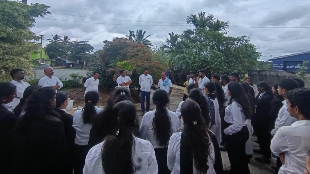 बैंगलोर विश्वविद्यालय ने अपने सभी विभागों में गाँव गोद लेने का विस्तार करने का निर्णय लिया है बैंगलोर विश्वविद्यालय ने अपने सभी विभागों में गाँव गोद लेने का विस्तार करने का निर्णय लिया है